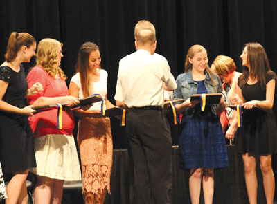 Pictured l to r Andrea Leavitt, Mckenzie Jorgensen, Mercedes Gale, Ryan Brandon, Carli Evans, and Riley Fulmer receive the "M" Powered Award presented by teacher Greg Thompson. PHOTO BY MAGGIE MCMURRAY/Moapa Valley Progress.