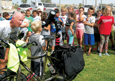 Astronomer Gary Parkerson is pedaling through the United States educating people about the sun, moon and planets. Last week, Parkerson visited Grant Bowler Elementary to let students look through the telescope mounted to the back of his bicycle. PHOTO BY STEPHANIE BUNKER/Moapa Valley Progress.